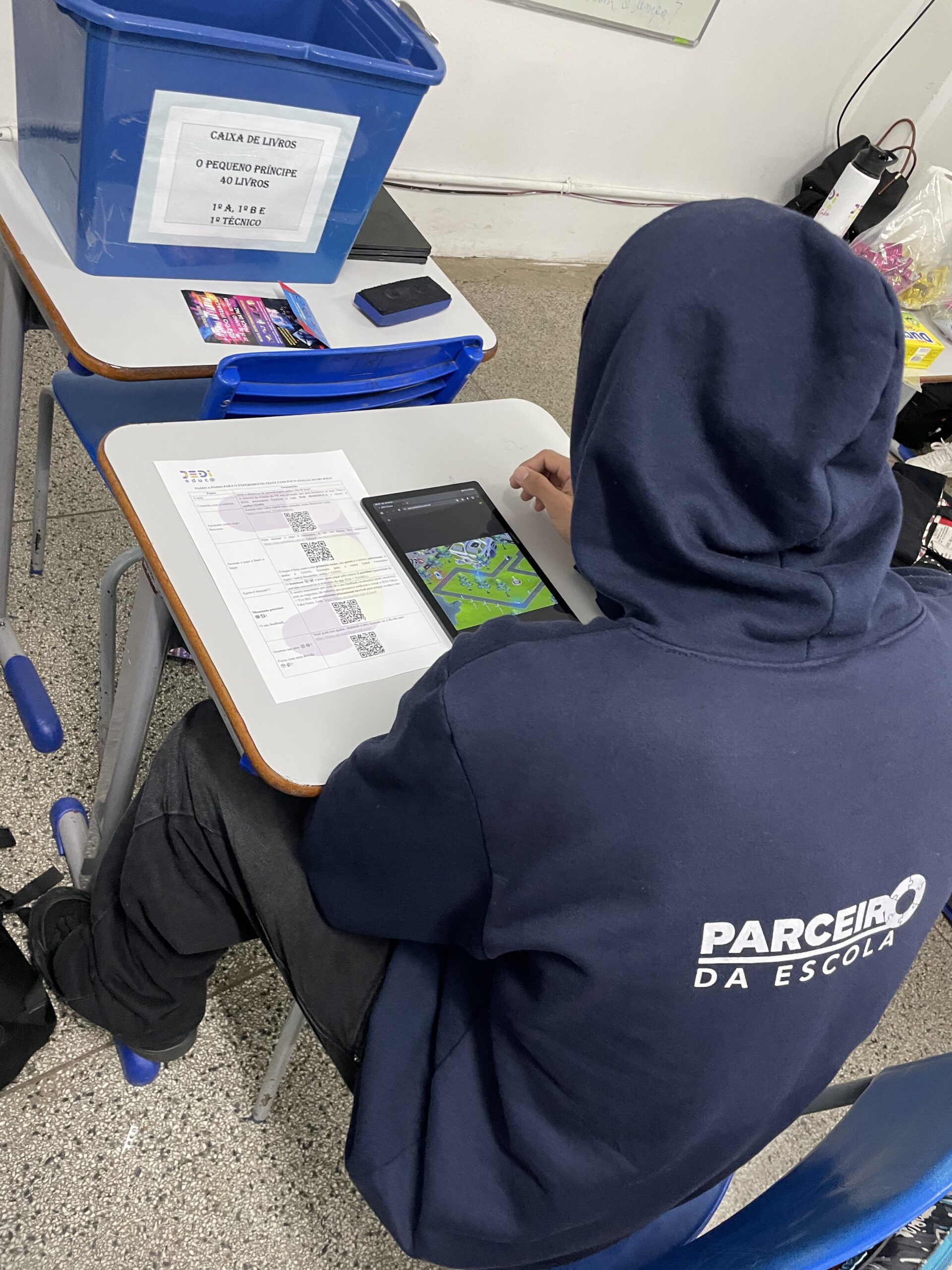 Estudante aplicando o JEDi Educa no jogo, em sala de aula