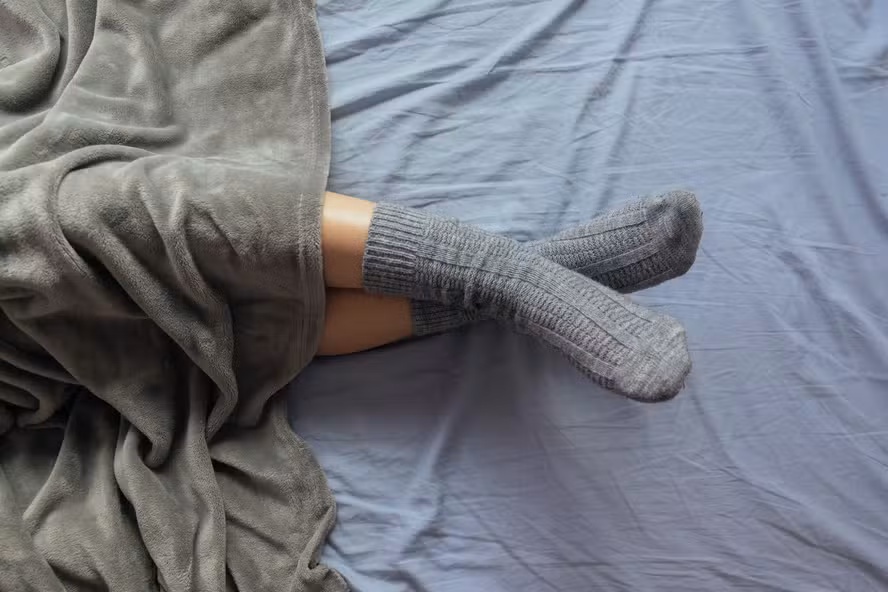 Foto ilustrativa da manchete falsa sobre dormir de meias